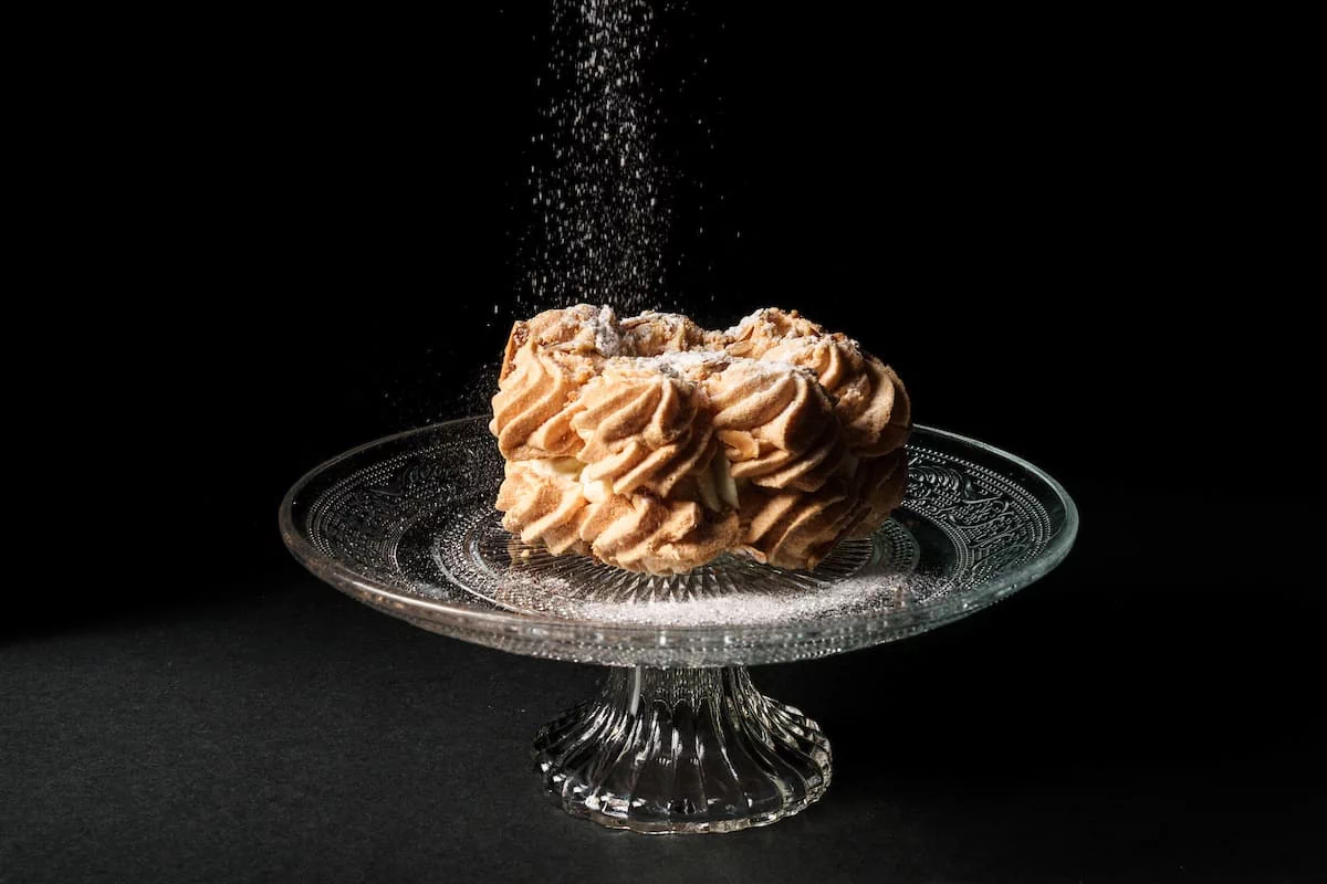 Postre artesanal con azúcar glasé, gastronomía de Grup Naudi, Soldeu