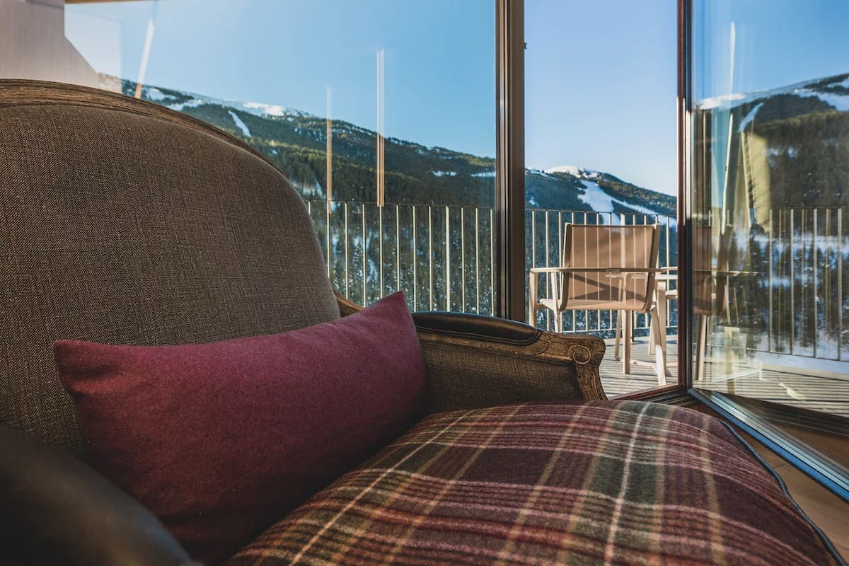 Butaca junto al ventanal con vistas a las pistas nevadas, Hotel Naudi Boutique, Soldeu