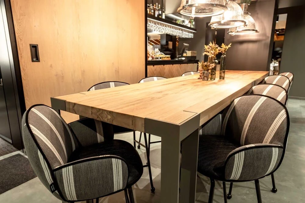 Mesa y sillas del restaurante en zona privada, Hotel Naudi Boutique, Soldeu