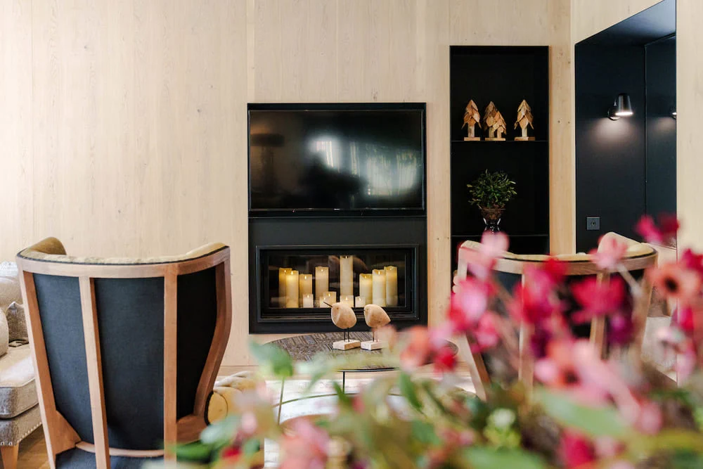 Salón lounge con chimenea y sillones, Hotel Naudi Boutique, Soldeu